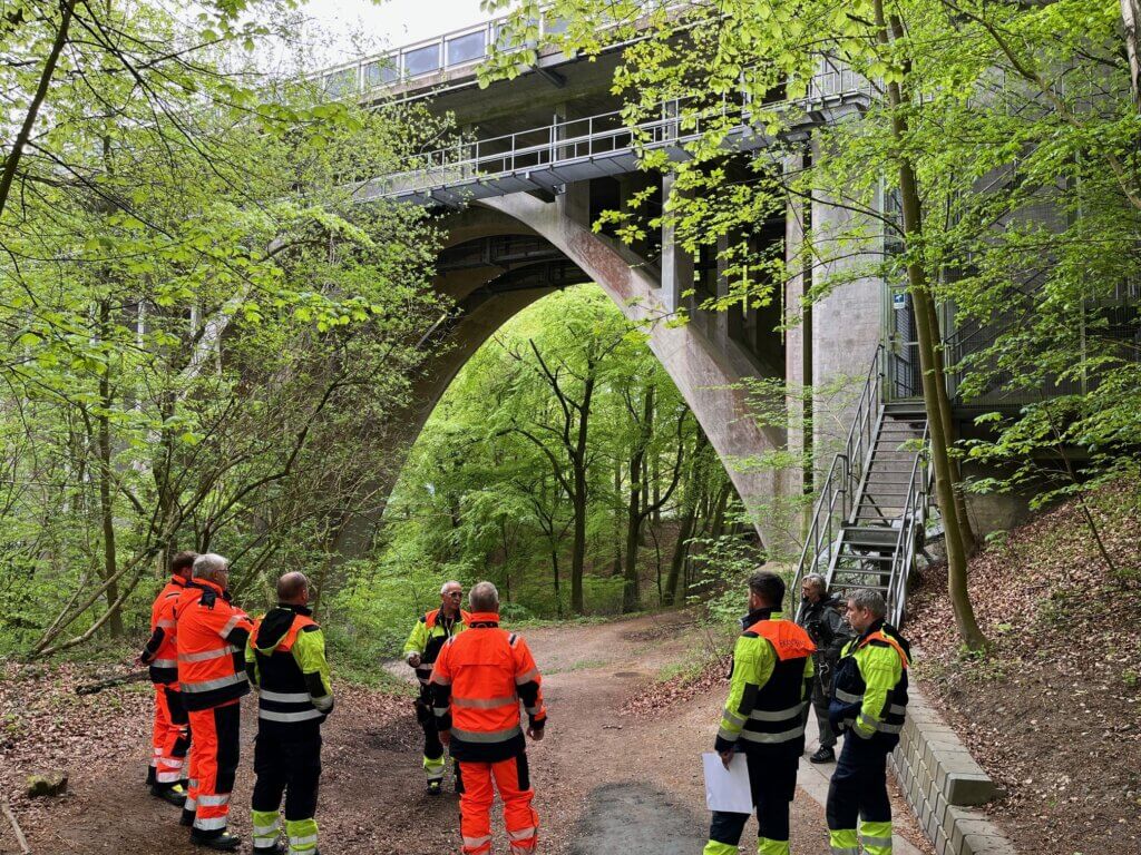 Blandt de specialer, som TrekantBrand varetager, er højderedning. Billedet her er fra en øvelse på den gamle Lillebæltsbro. Foto: Maria Søgård Jørgensen