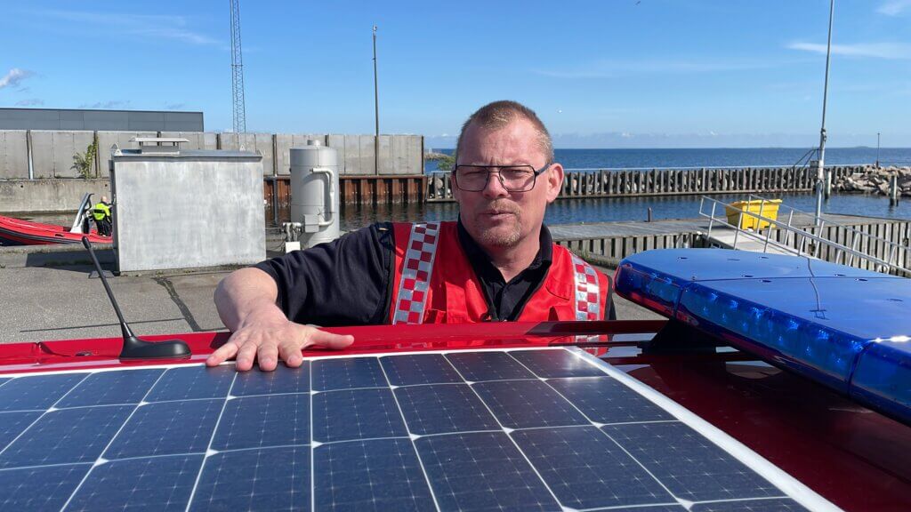 Solcellerne på taget bidrager med strøm til mange af bilens gadgets.