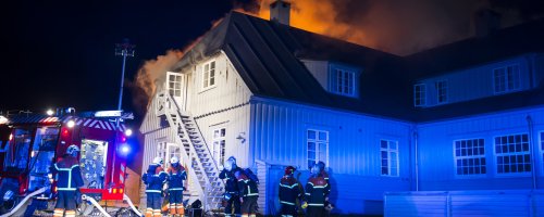 Det historiske Svinkløv badehotel er brændt ned til grunden. En brand i kælderen udviklede sig eksplosivt, og på få timer var det smukke hotel forvandlet til aske